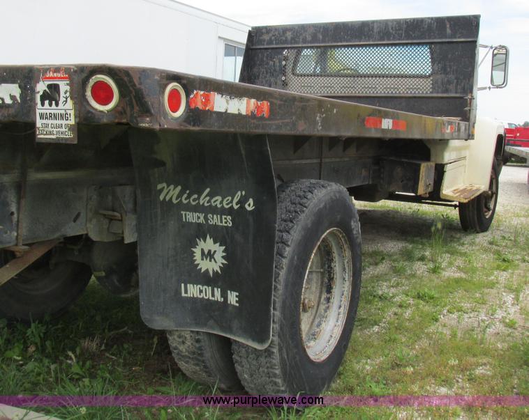 image for item K2163 1988 Ford F600 flatbed truck