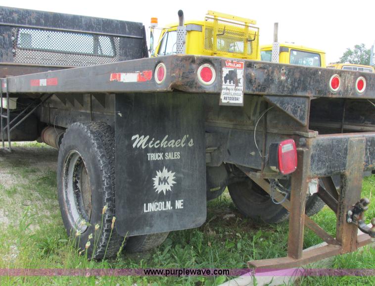 image for item K2163 1988 Ford F600 flatbed truck