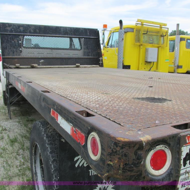 image for item K2163 1988 Ford F600 flatbed truck