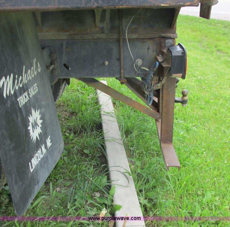 image for item K2163 1988 Ford F600 flatbed truck