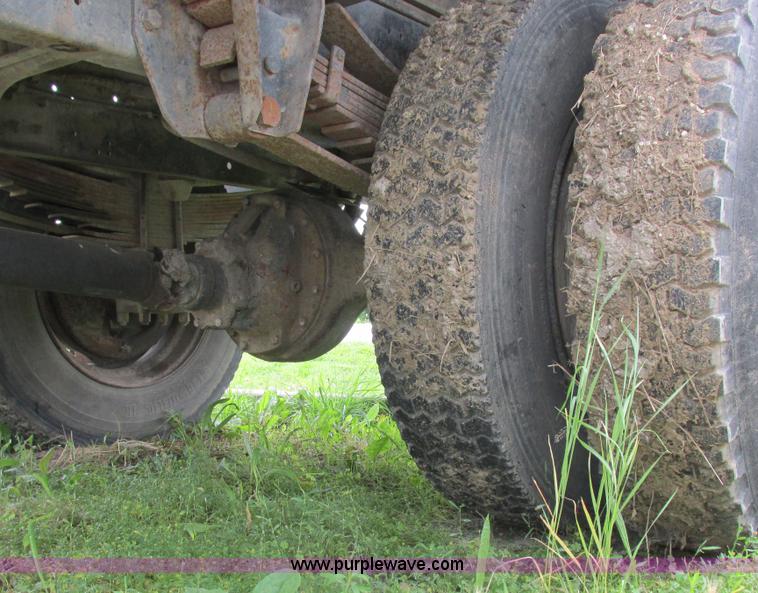 image for item K2163 1988 Ford F600 flatbed truck