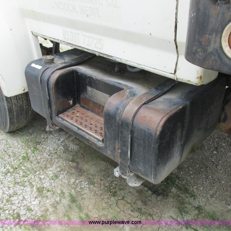 image for item K2163 1988 Ford F600 flatbed truck