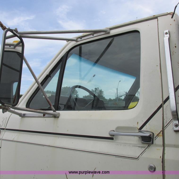 image for item K2163 1988 Ford F600 flatbed truck