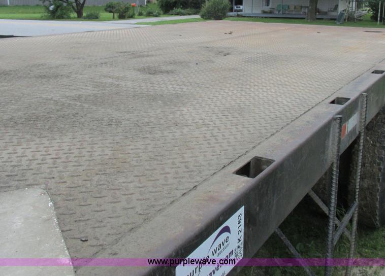 image for item K2163 1988 Ford F600 flatbed truck