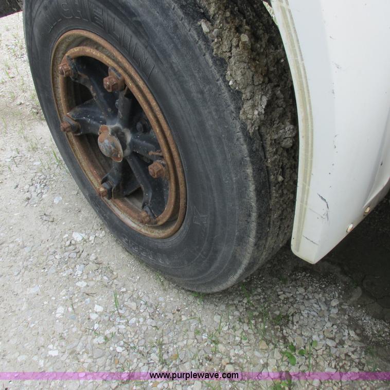 image for item K2163 1988 Ford F600 flatbed truck