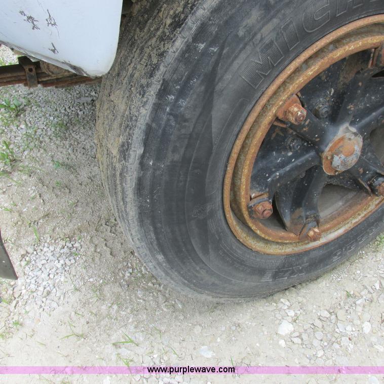 image for item K2163 1988 Ford F600 flatbed truck