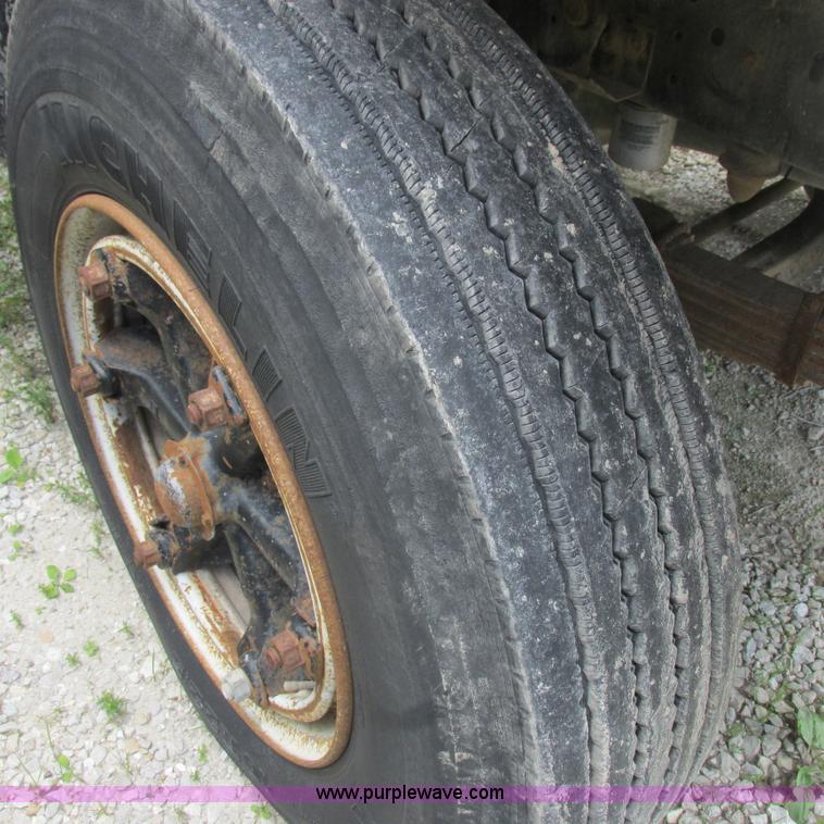 image for item K2163 1988 Ford F600 flatbed truck