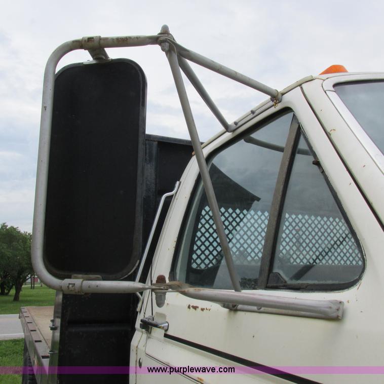 image for item K2163 1988 Ford F600 flatbed truck