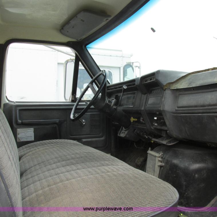 image for item K2163 1988 Ford F600 flatbed truck