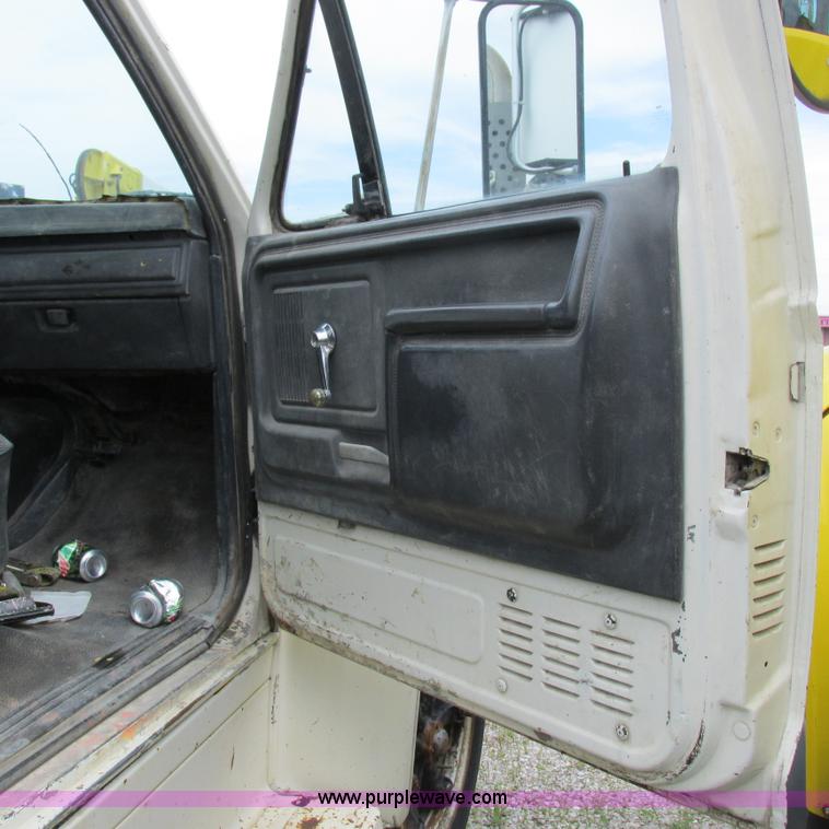 image for item K2163 1988 Ford F600 flatbed truck