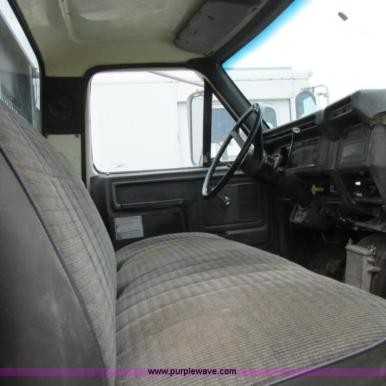 image for item K2163 1988 Ford F600 flatbed truck