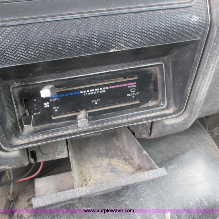 image for item K2163 1988 Ford F600 flatbed truck