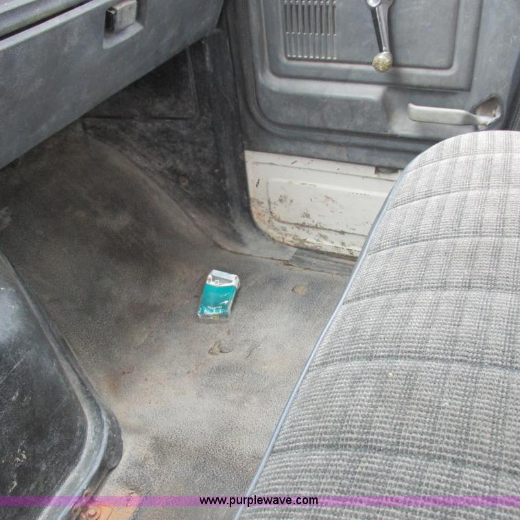 image for item K2163 1988 Ford F600 flatbed truck