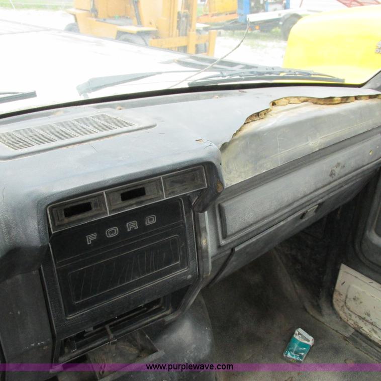 image for item K2163 1988 Ford F600 flatbed truck