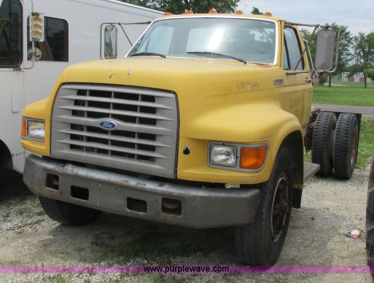 image for item K2164 1995 Ford F700 cab and chassis