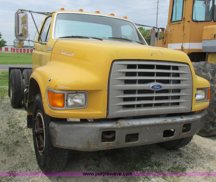 image for item K2164 1995 Ford F700 cab and chassis