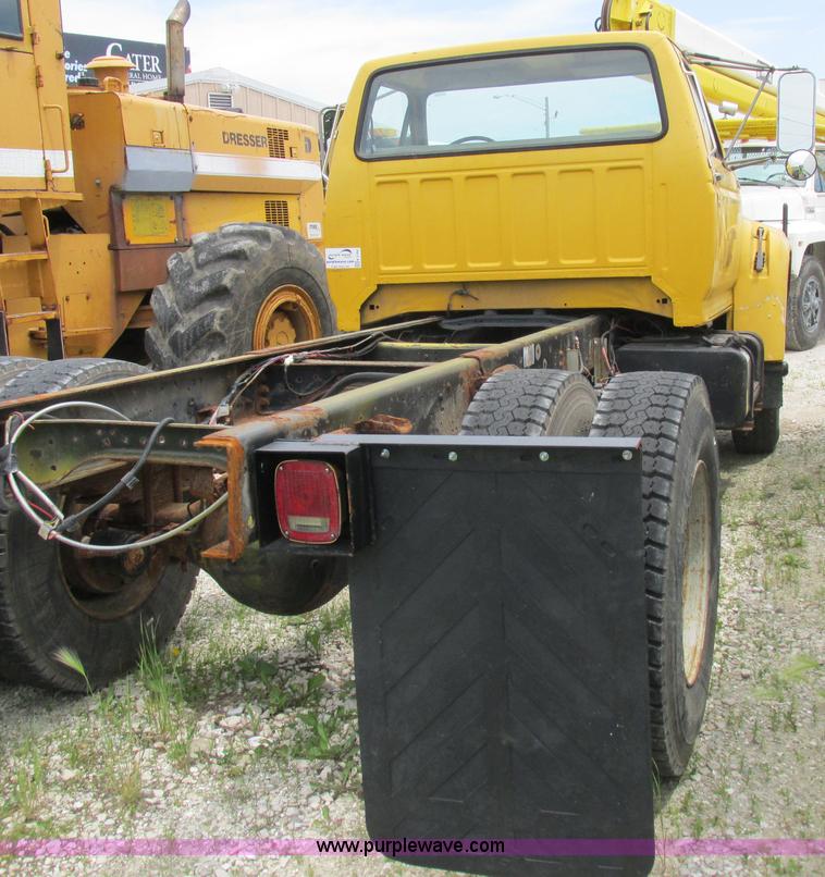image for item K2164 1995 Ford F700 cab and chassis
