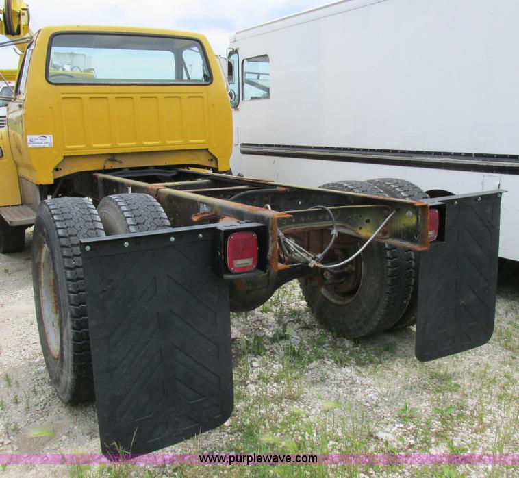 image for item K2164 1995 Ford F700 cab and chassis