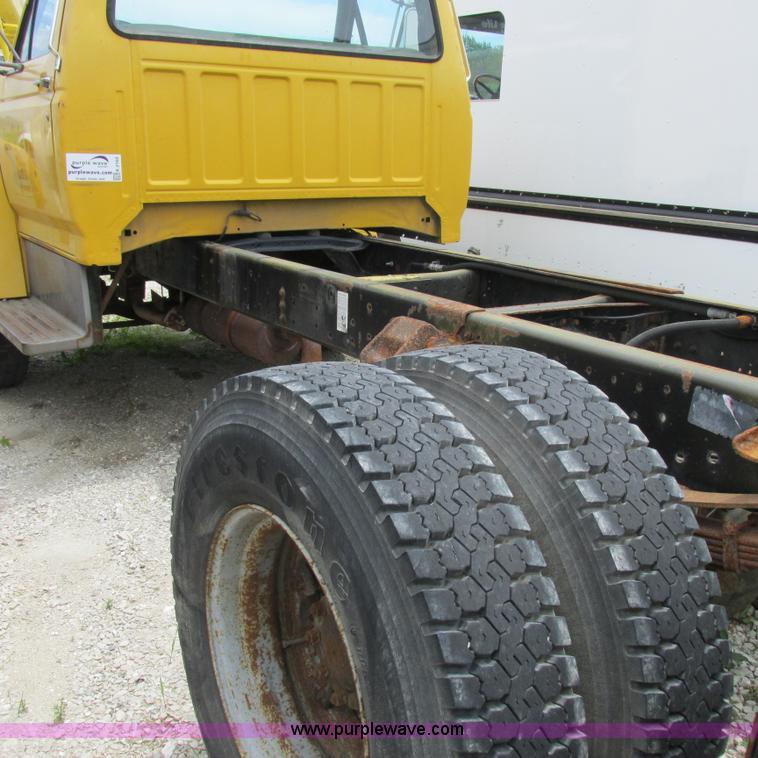 image for item K2164 1995 Ford F700 cab and chassis