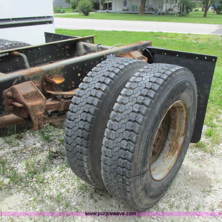 image for item K2164 1995 Ford F700 cab and chassis