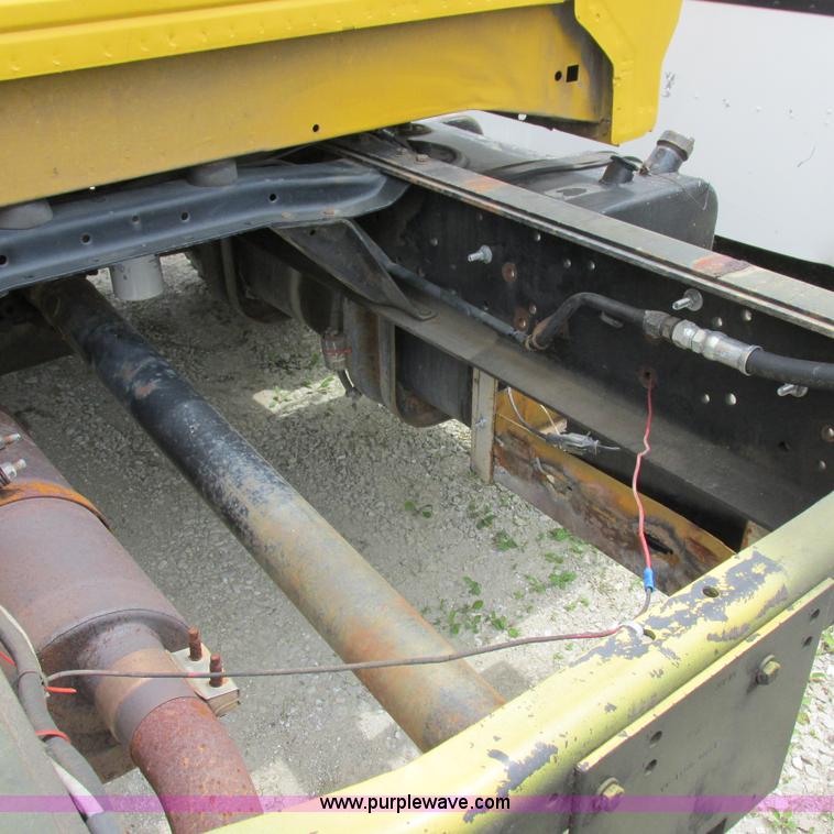 image for item K2164 1995 Ford F700 cab and chassis