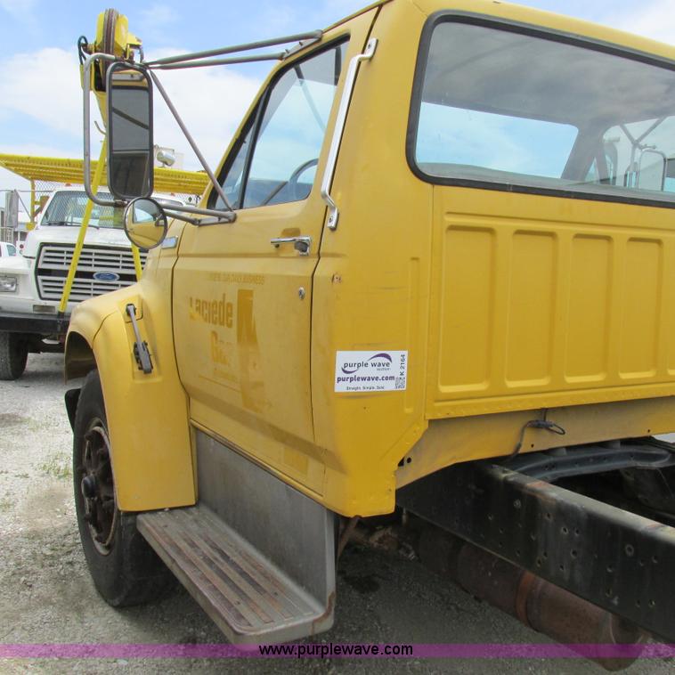 image for item K2164 1995 Ford F700 cab and chassis