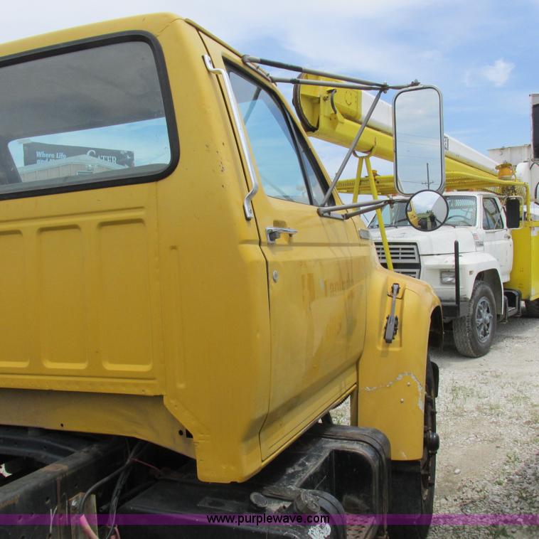 image for item K2164 1995 Ford F700 cab and chassis