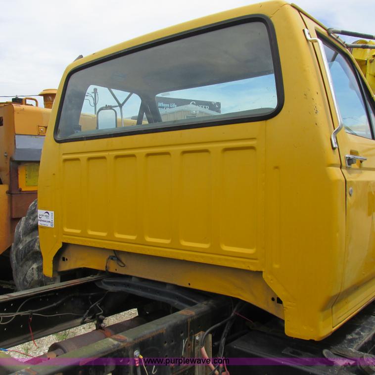 image for item K2164 1995 Ford F700 cab and chassis