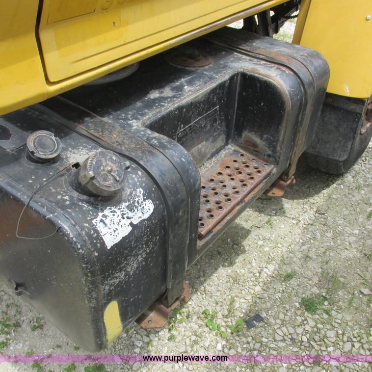 image for item K2164 1995 Ford F700 cab and chassis