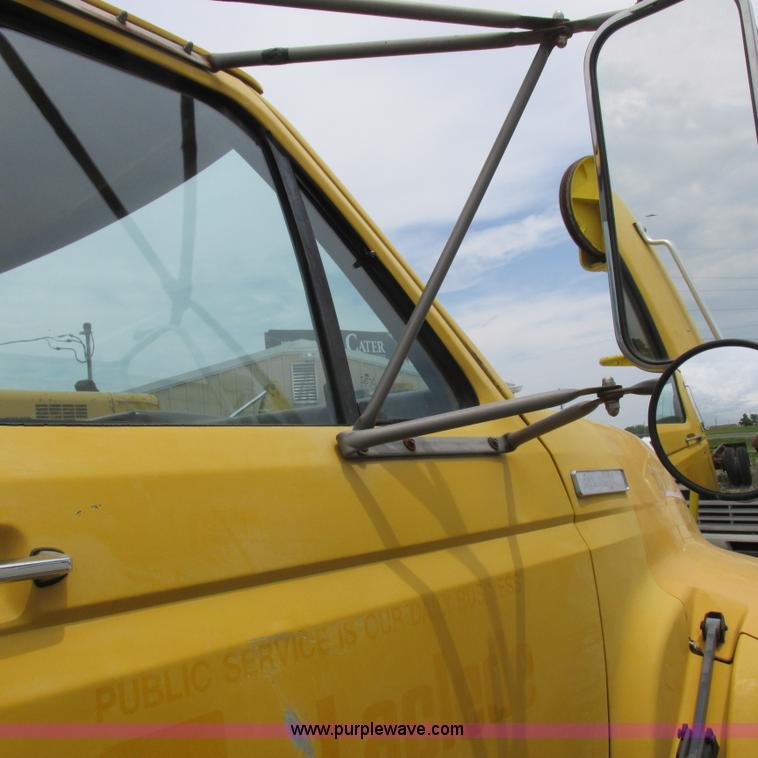 image for item K2164 1995 Ford F700 cab and chassis