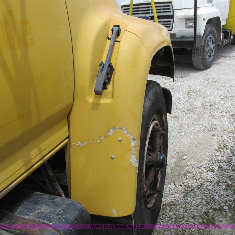 image for item K2164 1995 Ford F700 cab and chassis