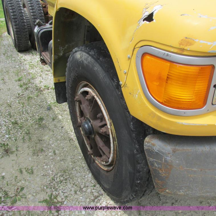 image for item K2164 1995 Ford F700 cab and chassis