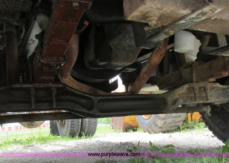 image for item K2164 1995 Ford F700 cab and chassis