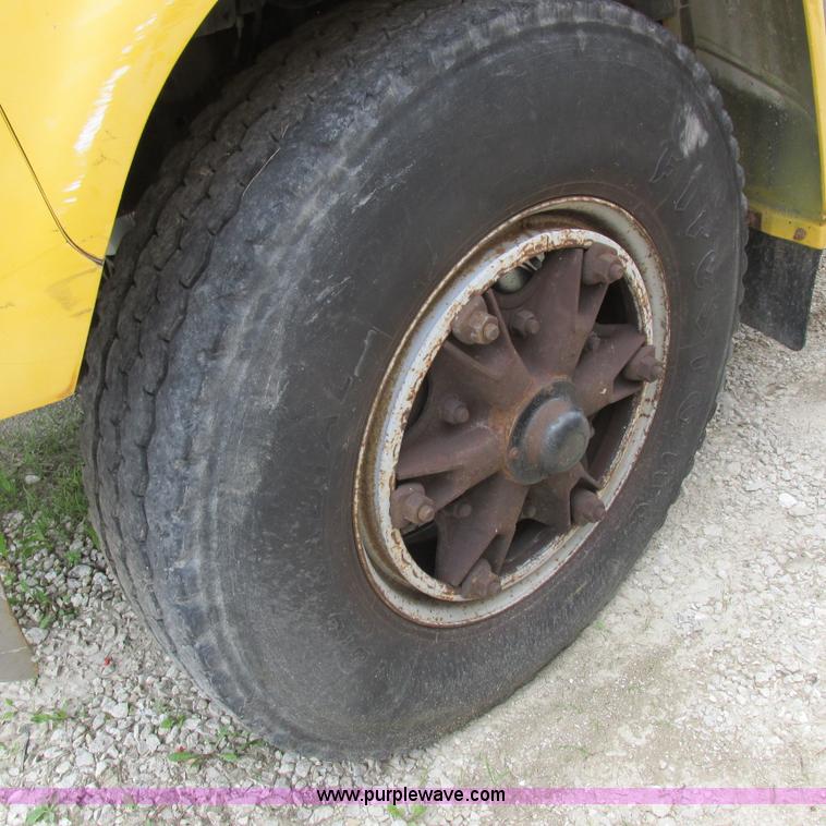 image for item K2164 1995 Ford F700 cab and chassis