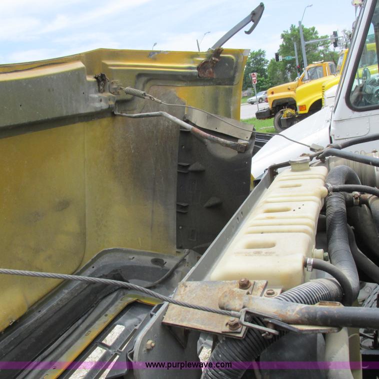 image for item K2164 1995 Ford F700 cab and chassis