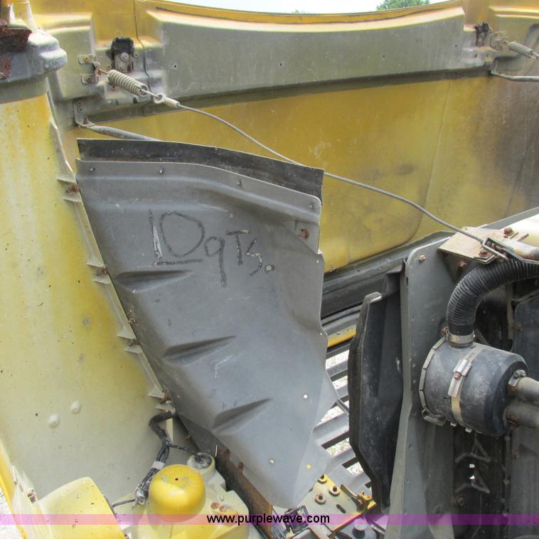 image for item K2164 1995 Ford F700 cab and chassis