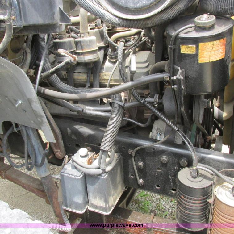 image for item K2164 1995 Ford F700 cab and chassis