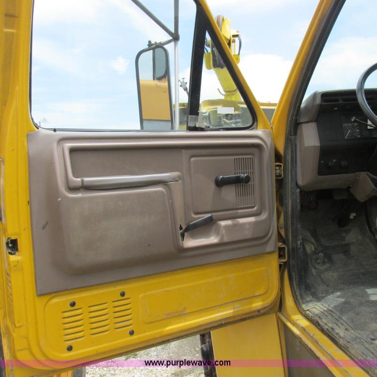 image for item K2164 1995 Ford F700 cab and chassis