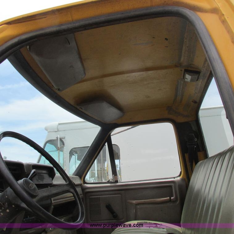 image for item K2164 1995 Ford F700 cab and chassis