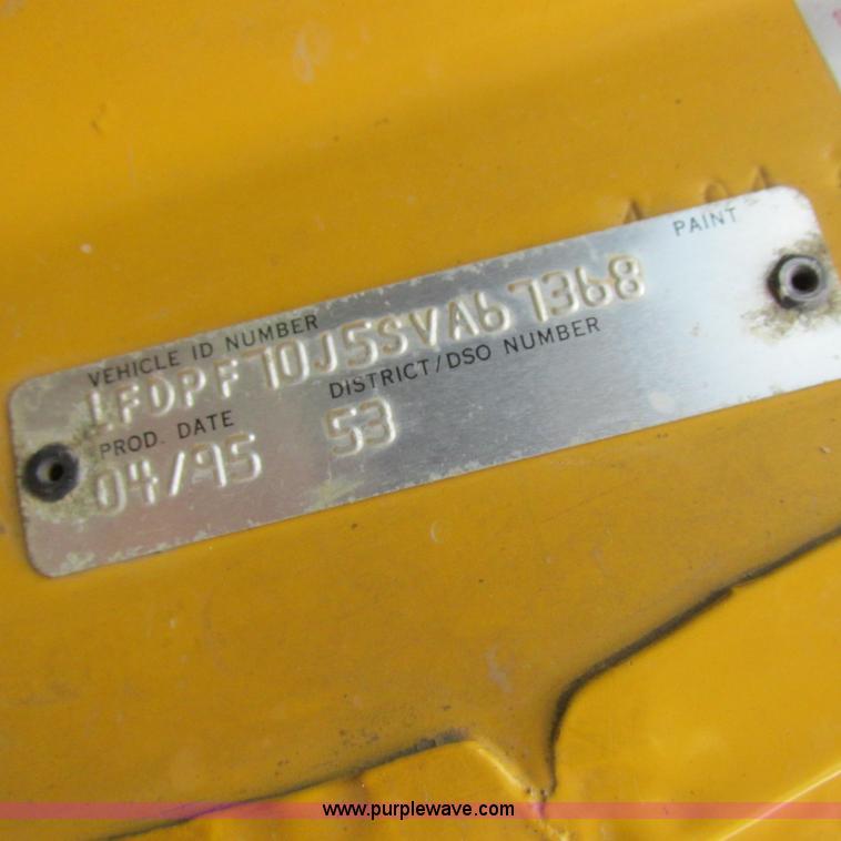 image for item K2164 1995 Ford F700 cab and chassis