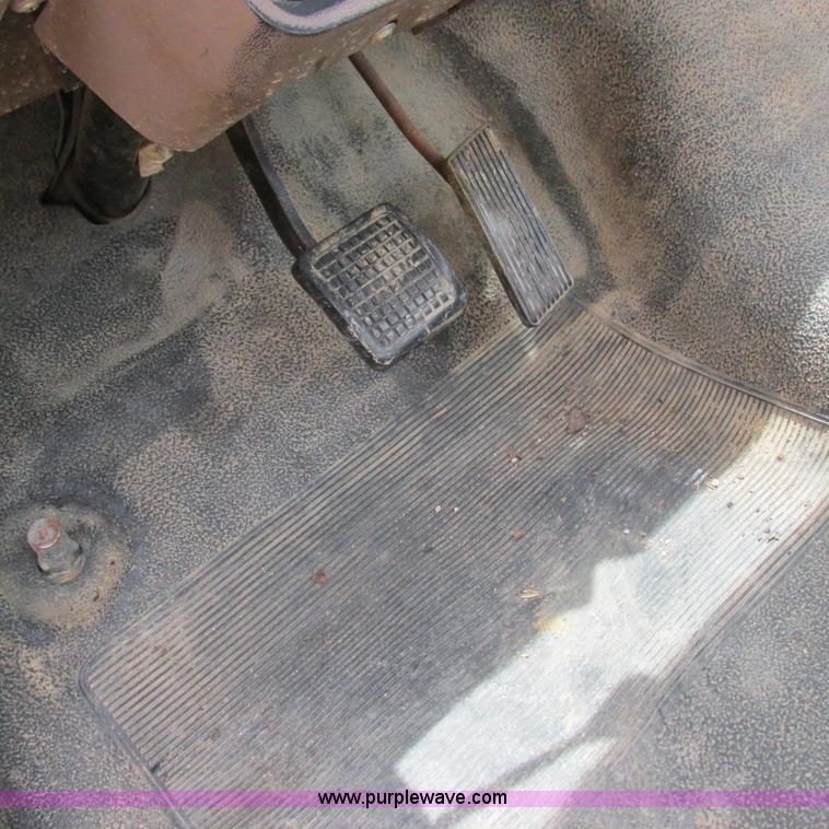 image for item K2164 1995 Ford F700 cab and chassis