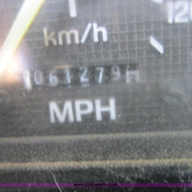 image for item K2164 1995 Ford F700 cab and chassis