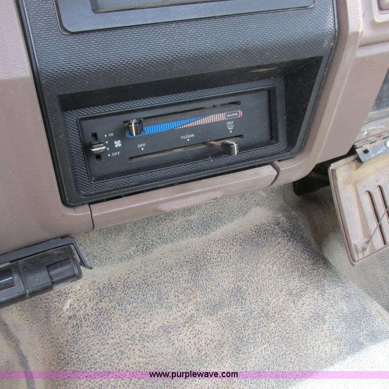 image for item K2164 1995 Ford F700 cab and chassis