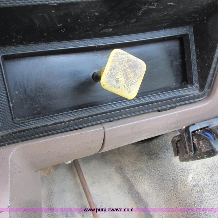 image for item K2164 1995 Ford F700 cab and chassis