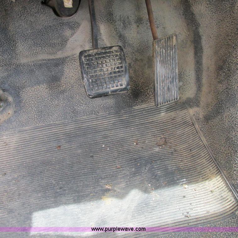 image for item K2164 1995 Ford F700 cab and chassis