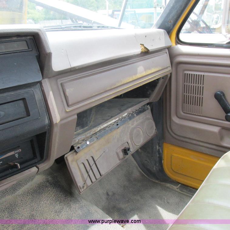 image for item K2164 1995 Ford F700 cab and chassis