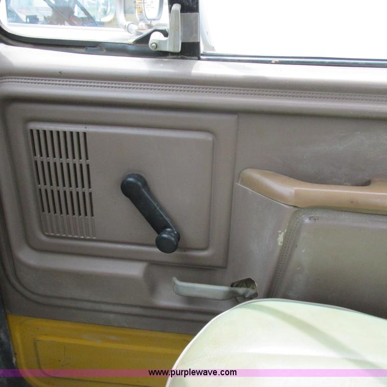 image for item K2164 1995 Ford F700 cab and chassis