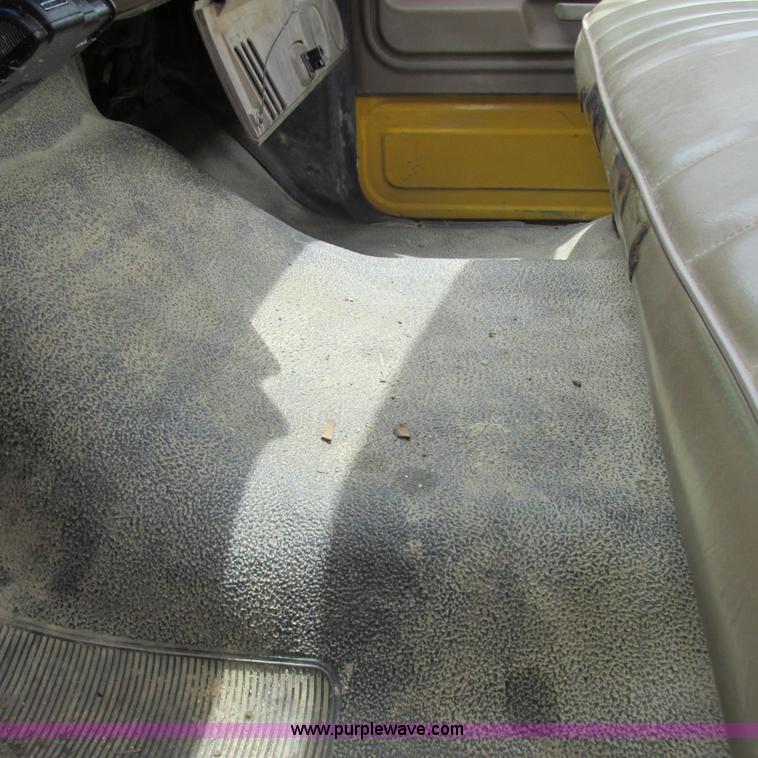 image for item K2164 1995 Ford F700 cab and chassis