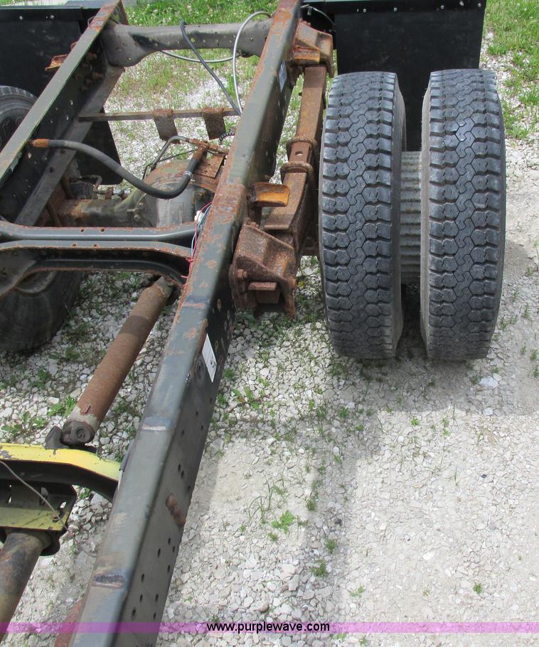 image for item K2164 1995 Ford F700 cab and chassis