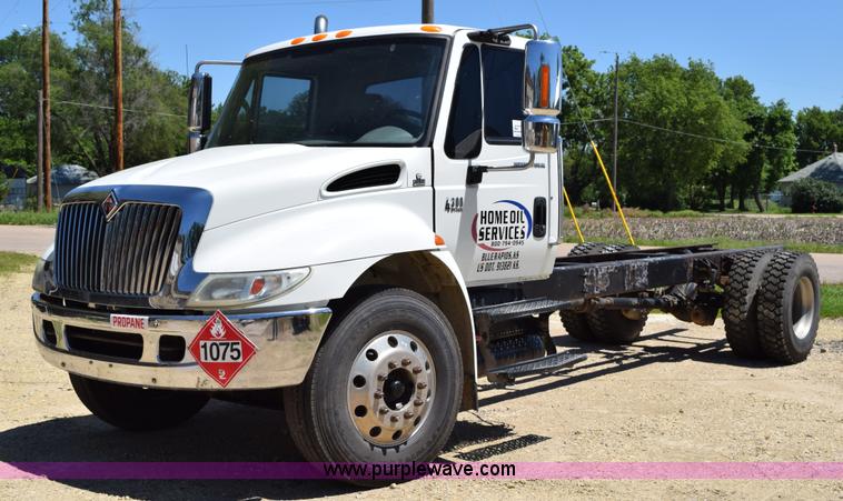 image for item K6018 2004 International DuraStar 4300 truck cab and chassis